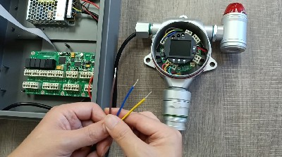 儀器通過(guò)4-20mA信號(hào)與MIC2000控制器接線操作