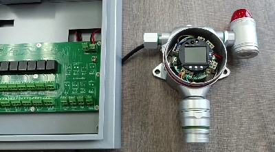 儀器通過(guò)4-20mA信號(hào)與MIC3000控制器接線操作